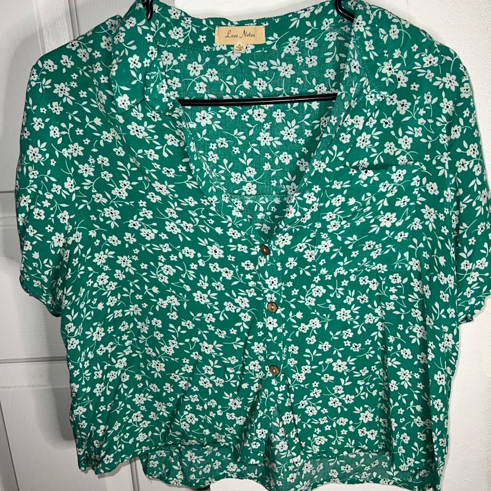 Green & White Floral Top 🤍💚
